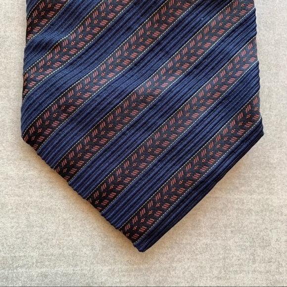 Italo Ferretti Hand Made Textured Silk Tie - Picture 5 of 7